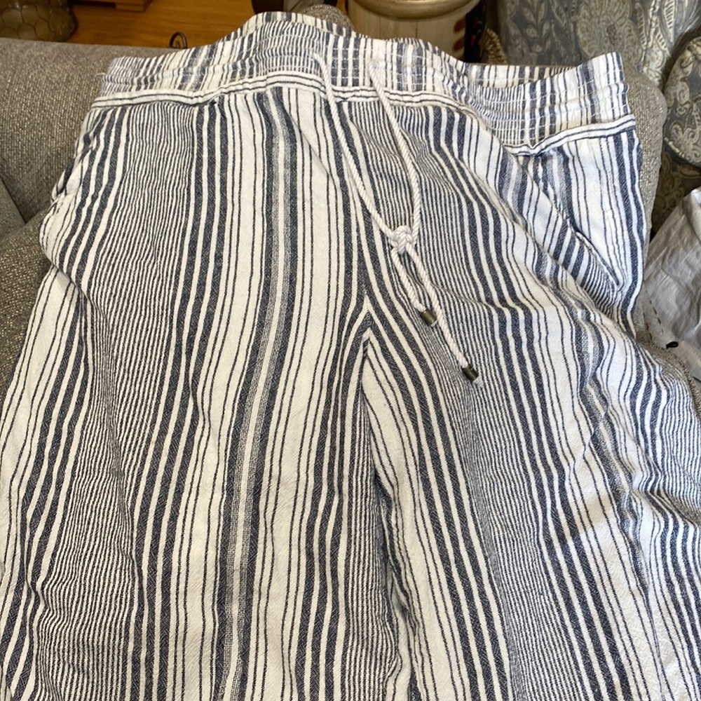 Wide leg soft linen capri length pants. Comfortable.